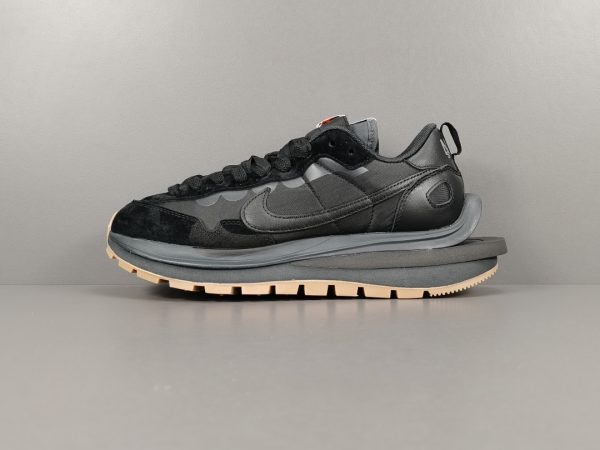 Sacai x NiKe VaporWaffle ＂Black and Gum ＂ - Image 2