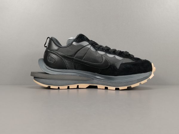 Sacai x NiKe VaporWaffle ＂Black and Gum ＂ - Image 6
