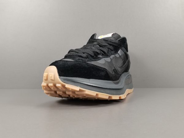 Sacai x NiKe VaporWaffle ＂Black and Gum ＂ - Image 3