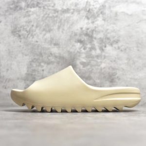 Yeezy Slides ‘Bone’