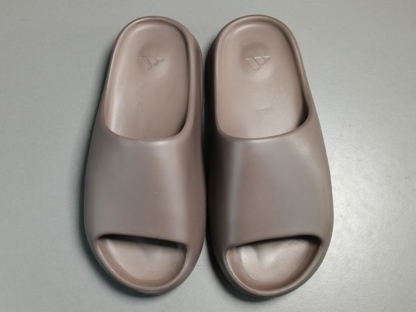 Yeezy Slides ‘Soot’ - Image 3