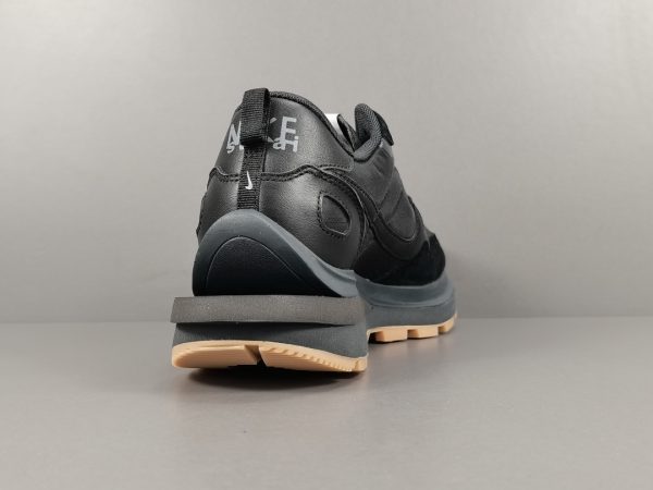 Sacai x NiKe VaporWaffle ＂Black and Gum ＂ - Image 5