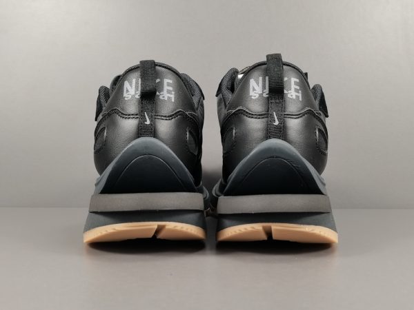 Sacai x NiKe VaporWaffle ＂Black and Gum ＂ - Image 7
