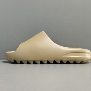 Yeezy Slides ‘Earth Brown’