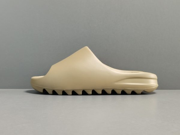 Yeezy Slides ‘Earth Brown’