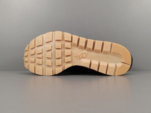 Sacai x NiKe VaporWaffle ＂Black and Gum ＂ - Image 8