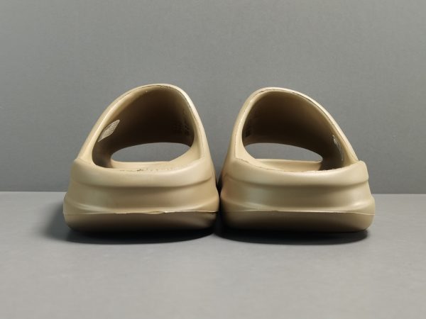 Yeezy Slides ‘Earth Brown’ - Image 5