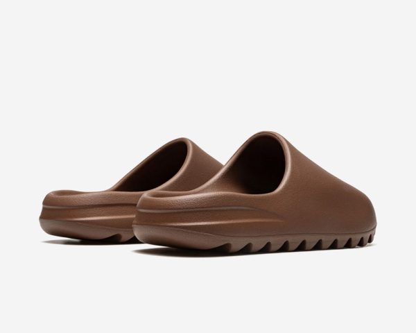 Yeezy Slides ‘Flax’ 2022 - Image 4