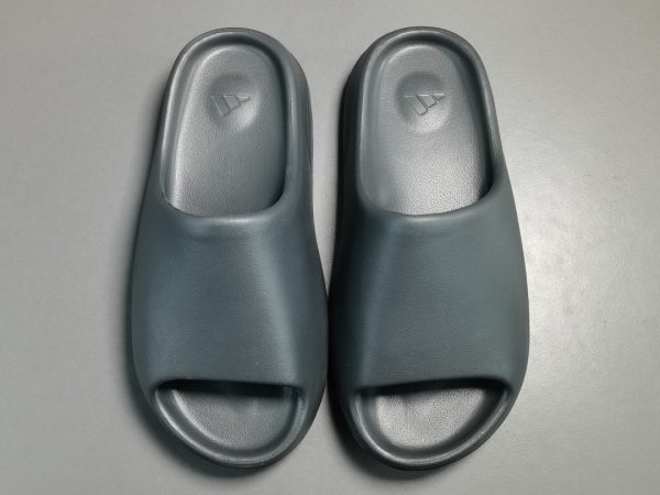 Yeezy Slides ‘Onyx’ - Image 3